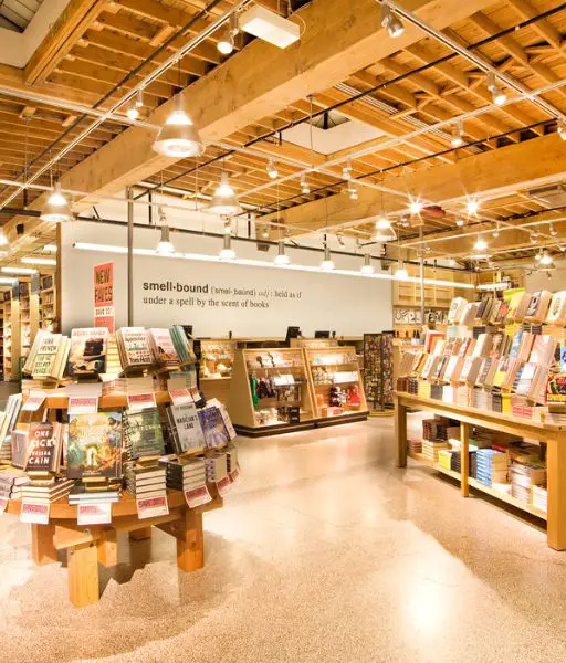 “Page-Turner’s Paradise: Navigating Portland’s Literary Landscape – A Guide to 10 Local Bookstores for the Insatiable Bookworm”